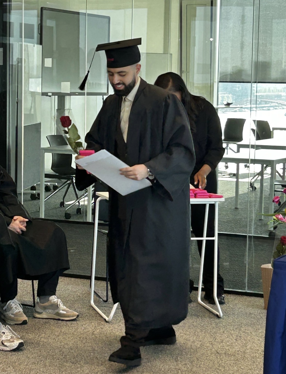 Anas Amhaini tijdens zijn diploma-uitreiking, met afstudeerhoed en toga